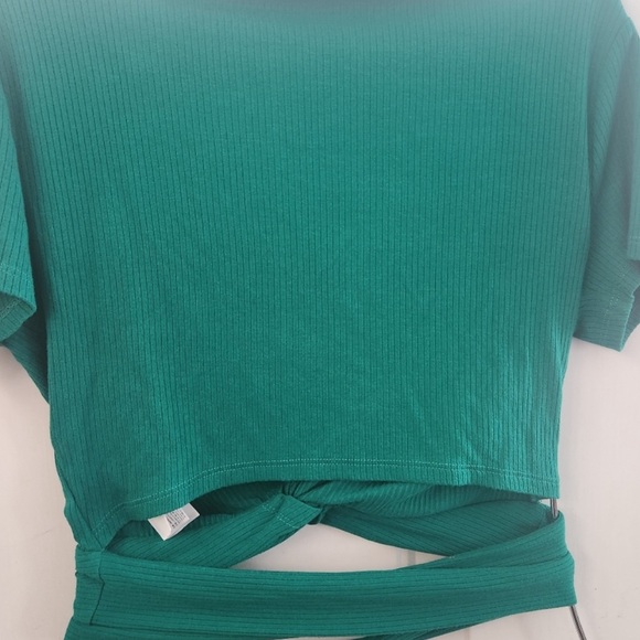 Hollister green top that wraps around the stomach, size MED super cute like new - Picture 4 of 4